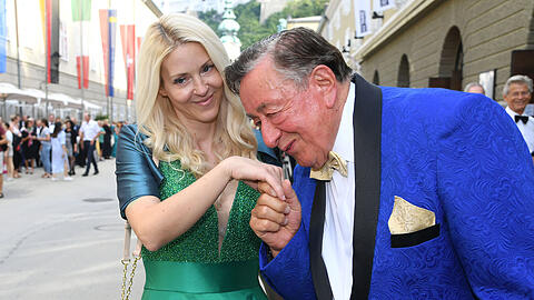 Ein Bild aus glücklichen Tagen: Richard Lugner mit Simone Rheinländer bei den Salzburger Festspielen 2021.