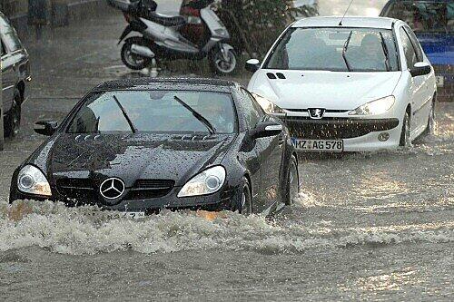 In Mainz stand das Wasser teilweise hüfthoch in den Straßen