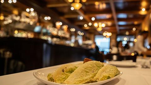 "Um die Entstehung des Salats ranken sich Mythen", sagt Buch-Autor Claudio Poblete.