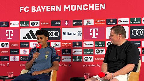 Sportvorstand Eberl (r) wird nach Einschätzung von Uli Hoeneß bleiben. Sportvorstand Eberl (r) wird nach Einschätzung von Uli Hoeneß bleiben.