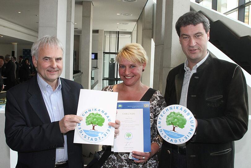 Umweltreferent Peter Pluschke, Angelika Schäff vom Fürther Umweltplanungsamt und Minister Markus Söder (v. li.).