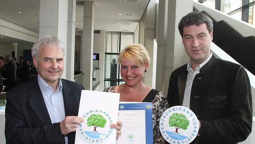 Umweltreferent Peter Pluschke, Angelika Schäff vom Fürther Umweltplanungsamt und Minister Markus Söder (v. li.). Umweltreferent Peter Pluschke, Angelika Schäff vom Fürther Umweltplanungsamt und Minister Markus Söder (v. li.).