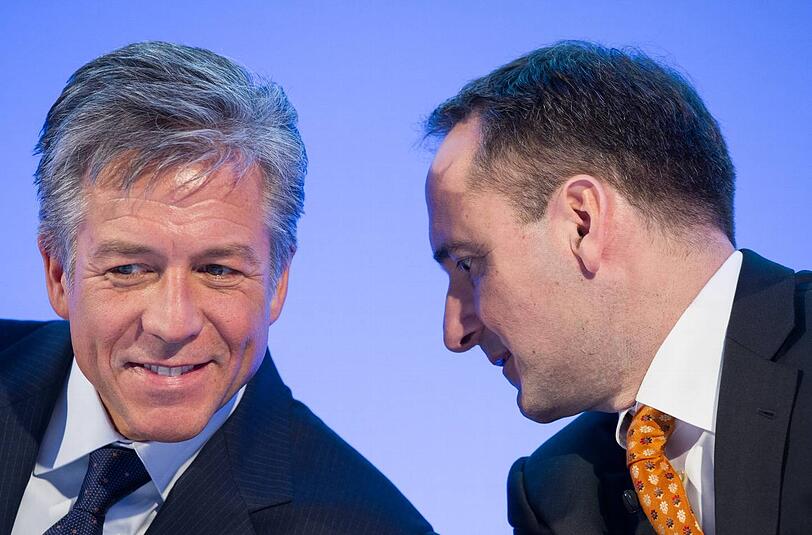 Nummer 6: Die Doppelspitze bei SAP - Jim Hagemann Snabe (r.) und Bill McDermott verdienten 2011 6,588 Millionen Euro. Die Umsätze bei SAP haben sich im Software- und Cloudbereich seit 2010 fast verdoppelt - das Unternehmen meldet für 2012 einen Rekordumsatz von 16,2 Milliarden Euro. Die Angaben für 2011 sind nach Berechnungen des "Manager Magazin" inklusive sogenannter langfristiger Vergütungsbestandteile.