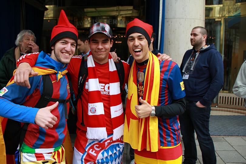 Hier kommt der FC Barcelona in München am Bayerischen Hof an. Die Bilder
