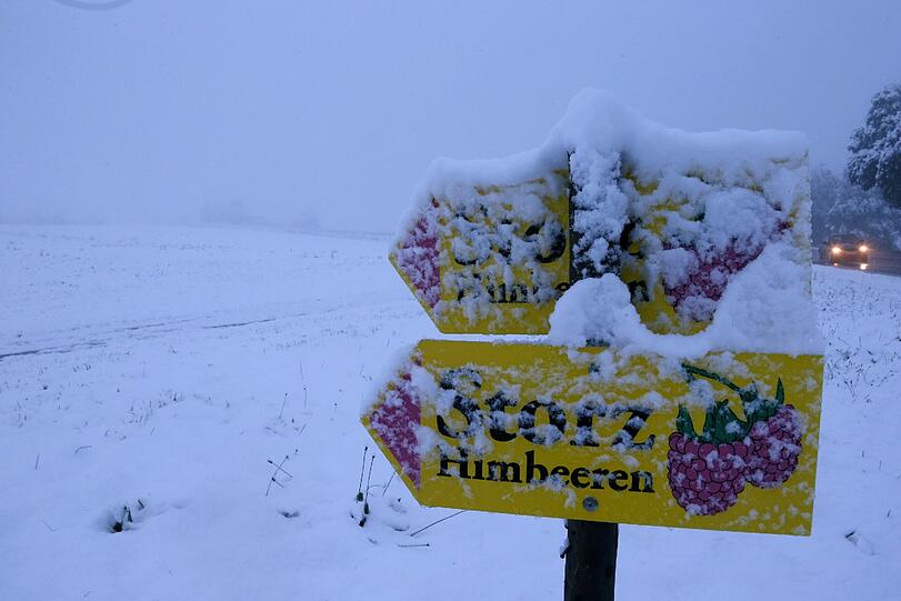 Wintereinbruch in Bayern: Schnee blockiert den Bahnverkehr.
