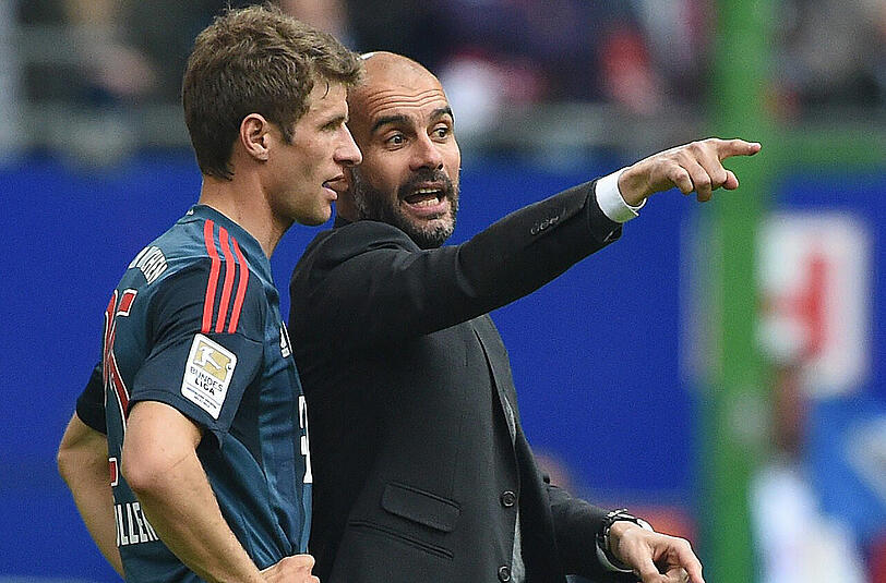 Pep Guardiola erteilt Thomas Müller Anweisungen. Müller erzielte das 2:0 gegen den Hamburger SV.
