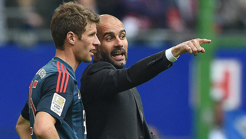 Pep Guardiola erteilt Thomas Müller Anweisungen. Müller erzielte das 2:0 gegen den Hamburger SV. Pep Guardiola erteilt Thomas Müller Anweisungen. Müller erzielte das 2:0 gegen den Hamburger SV.