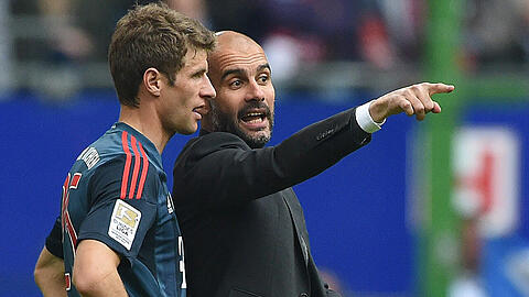 Pep Guardiola erteilt Thomas Müller Anweisungen. Müller erzielte das 2:0 gegen den Hamburger SV.