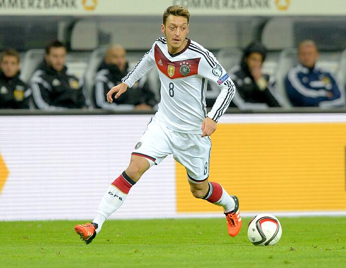 MESUT ÖZIL:  NOTE 3.
Guter Flankenlupfer zu reus (38.). Bemühte sich um Struktur und  
Zielstrebigkeit. Seine Torabschlüsse allerdings sind stets zu harmlos.  
Holte immerhin den Elfmeter durch einen guten Haken heraus,