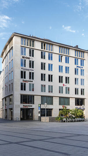 Marienplatz 22: Im Herzen der Altstadt steht das Haus, das den Hugendubel und neuerding auch ein Hotel beherbergt. Die Jury: "Bei der hier prämierten Fassadenneugestaltung handelt es sich um Stadtreparatur auf höchstem Niveau."