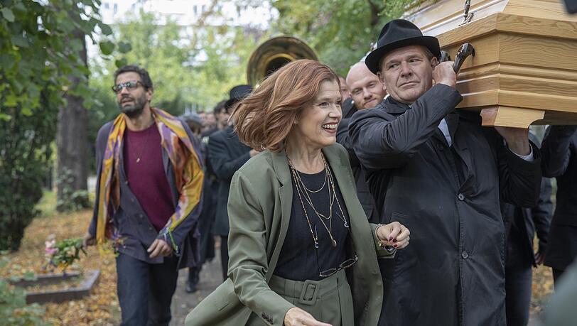 Anke Engelke als Trauerrednerin in der Serie "Das letzte Wort".