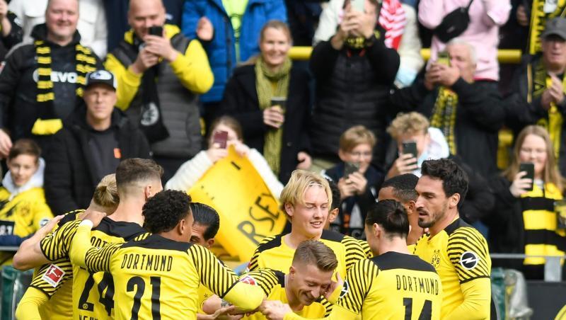 BVB-Torschütze Marco Reus (M) wird nach seinem Treffer von seinen Mitspielern gefeiert.