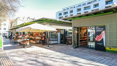 Das Elisabethmarkt-Obststandl von Karl Huczala in der Sonne neben dem Spielplatz: An den neuen Standort komme viel mehr Kundschaft als zuvor zum Interimscontainer an der Arcisstraße, sagt der Obsthändler.