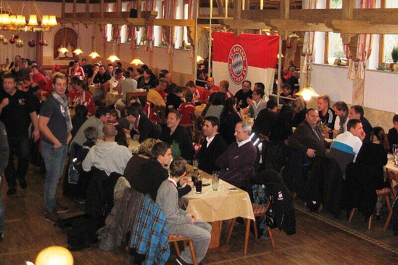 Weihnachtsüberraschung: Die Bayern-Stars Rafinha, Badstuber, Kroos, Boateng & Co. waren am Wochenende bei zahlreichen Fanklubs zu Besuch - und als Präsent hatten sie nach dem 4:1-Sieg gegen Werder Bremen sogar die Tabellenführung im Gepäck: Die Bilder.