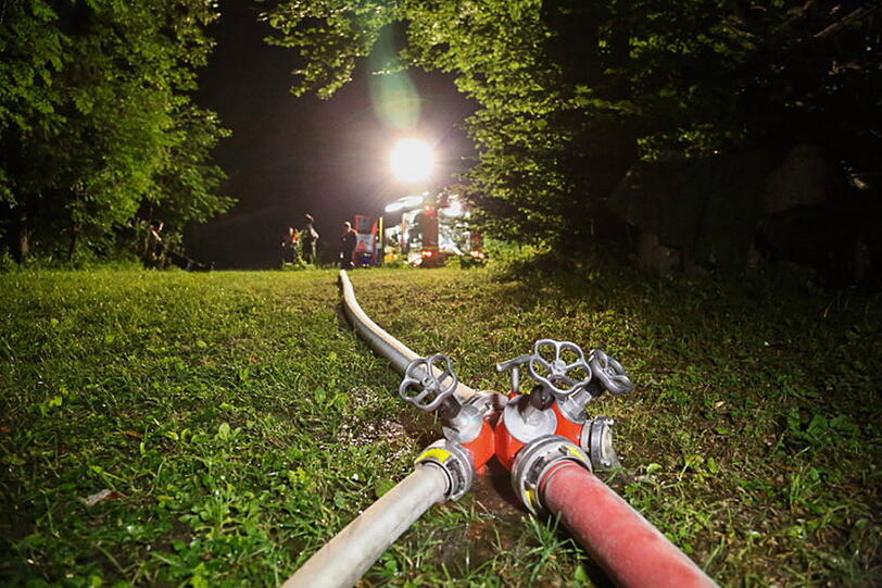 Die Polizei meldete am frühen Morgen: "Aus bisher ungeklärter Ursache kam es am Samstag, 27.07.13, abends, zu einem Waldbrand oberhalb des Thumsees bei Bad Reichenhall." Die Bilder zum Durchklicken.