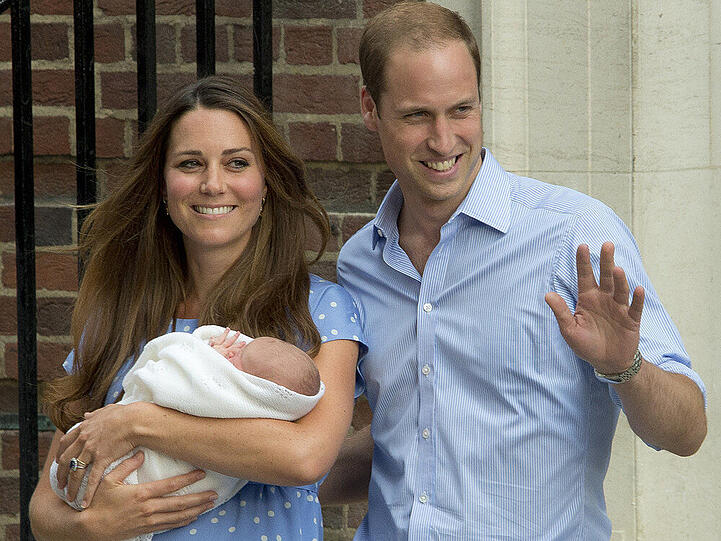 Bald mit neuer Super-Nanny: Prinz George, hier in den Armen von Herzogin Kate und Prinz William