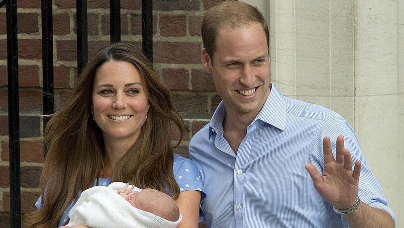 Bald mit neuer Super-Nanny: Prinz George, hier in den Armen von Herzogin Kate und Prinz William Bald mit neuer Super-Nanny: Prinz George, hier in den Armen von Herzogin Kate und Prinz William