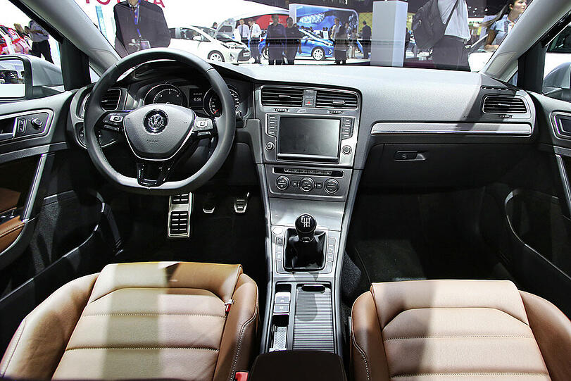 Der neue VW Golf Variant Alltrack ist etwas höher und etwas Schotter-tauglicher.
