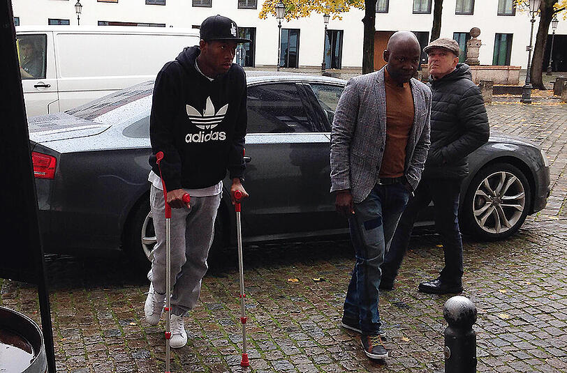 David Alaba ist nach einem Teilriss des Innenbandes und einer Innenmeniskusverletzung im Champions-League-Spiel gegen Rom operiert worden.  Der österreichische Nationalspieler musste die letzten 14 Tage Gips tragen. Danach beginnt eine mehrwöchige Reha.