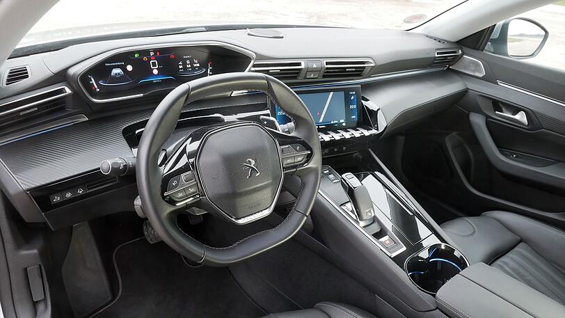 Ein schmales Cockpit über dem Lenkrad, dazu ein klar gegliederter Digital-Analog-Mix in der Mittelkonsole.