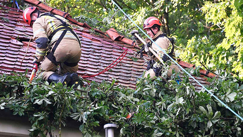 Seine Feuerwehr stieg am Abend dem Ismaninger Bürgermeister sprichwörtlich aufs Dach. Seine Feuerwehr stieg am Abend dem Ismaninger Bürgermeister sprichwörtlich aufs Dach.