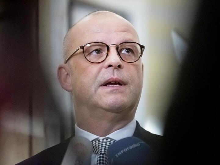Martin Seiler, Vorstand Personal Deutsche Bahn, gibt vor der Fortsetzung der Tarifverhandlungen zwischen der Eisenbahn- und Verkehrsgewerkschaft (EVG) und der Deutschen Bahn (DB) ein Pressestatement ab.