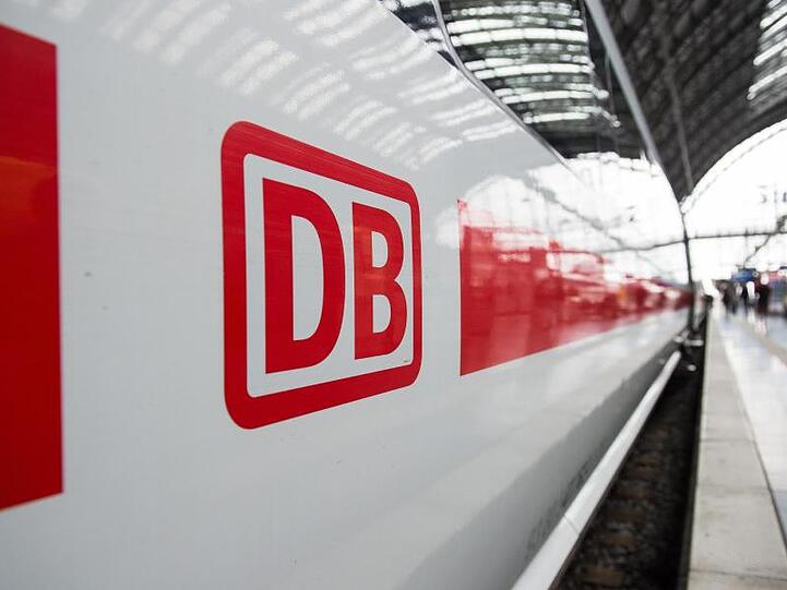 Bei der Bekämpfung des Coronavirus setzt die Deutsche Bahn künftig auf mehr Reinigungskräfte in Fernzügen.