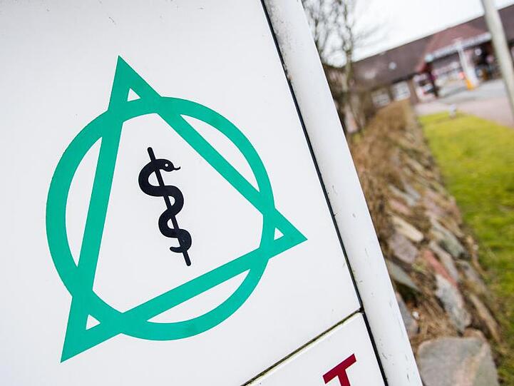 Ein Schild mit dem Asklepios-Logo. Foto: Daniel Bockwoldt/dpa/Archivbild