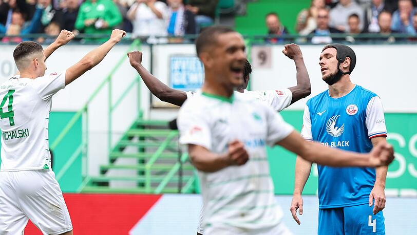 Die Fürther Spieler jubeln über das Eigentor von Damian Roßbach (r) von Hansa Rostock zum 1:0.
