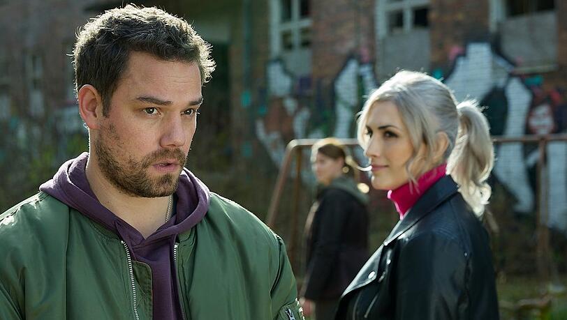 "Seeland - Ein Krimi vom Bodensee": Achim Schatz (Julian Bayer) tut sich noch schwer, Elena Barins (Hayal Kaya) Anweisungen zu folgen.
