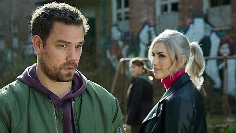 "Seeland - Ein Krimi vom Bodensee": Achim Schatz (Julian Bayer) tut sich noch schwer, Elena Barins (Hayal Kaya) Anweisungen zu folgen.
