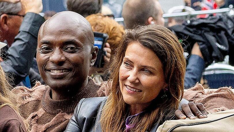 Durek Verrett dankt gemeinsam mit Märtha Louise dem Spender seiner Niere. Durek Verrett dankt gemeinsam mit Märtha Louise dem Spender seiner Niere.