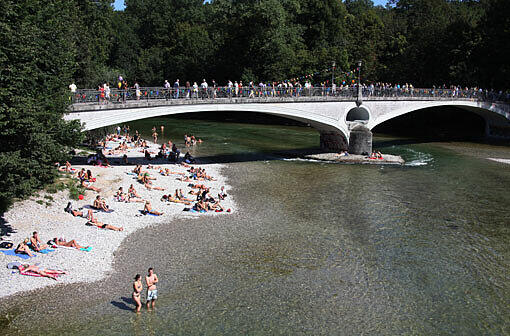 Egal ob auf dem Isarkanal oder der Isarinsel, am Kabelsteg, Vaterrheinbrunnen oder in der Steindorfstraße: Beim Isarinselfest am Wochenende war einiges geboten - und dank sonnigem Wetter auch einiges los.