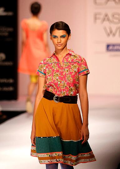 Fashion Week in der indischen Hafenmetropole Mumbai: Manche Kreationen sehen aus, als kämen sie von einem anderen Planeten. Der Stil bewegt sich in gewagter Weise zwischen Lady Gaga, Star Wars und Minnie Maus.