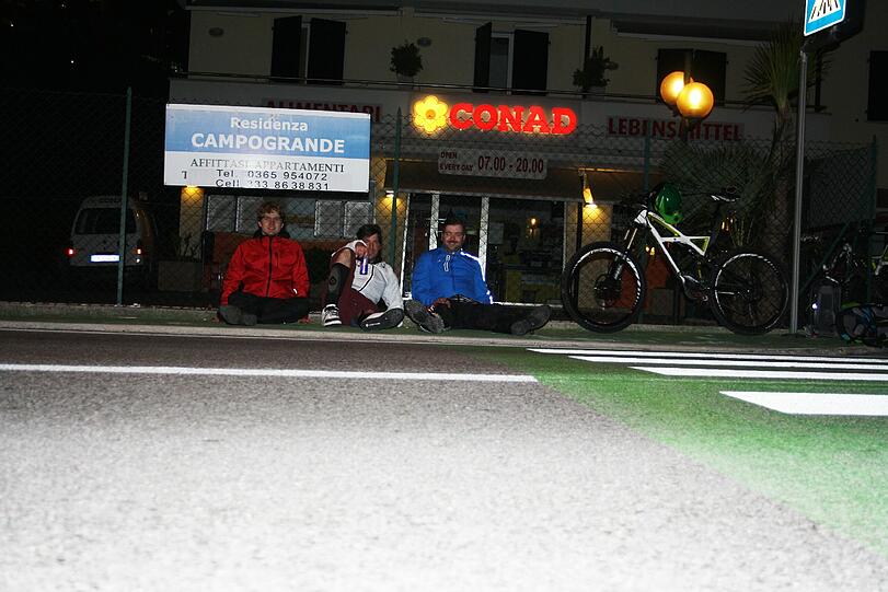 Von links nach rechts: Hendrik Schnüttgen, Florian von Stuckrad und Patrick Schütz neben dem treuen Arbeitsgerät