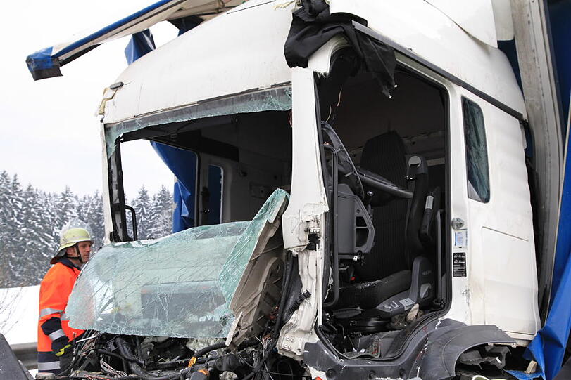 Schwerer Lkw-Unfall auf der A8 bei Frasdorf: Ein Lastwagen war in ein liegengebliebenes Fahrzeug gerast. Die Bilder.
