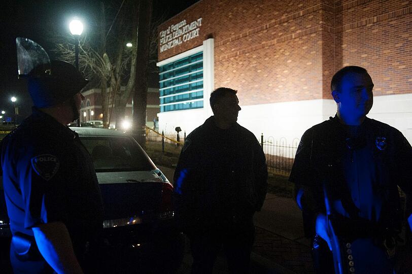 Bei einer Demonstration nach dem angekündigten Rücktritt des Polizeichefs sind zwei Polizisten angeschossen worden. Ein 44 Jahre alter Polizist ist an der Schulter und sein 32 Jahre alter Kollege im Gesicht getroffen worden.