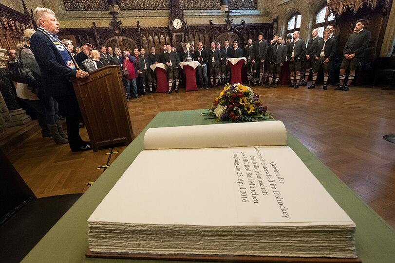 Die Spieler trugen sich am Montag in das Goldene Buch der Stadt ein.