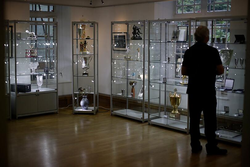 In der Knapp-Galerie stehen Vitrinen mit Erinnerungsstücken und Trophäen des früheren deutschen Tennis-Stars Boris Becker zur Besichtigung.