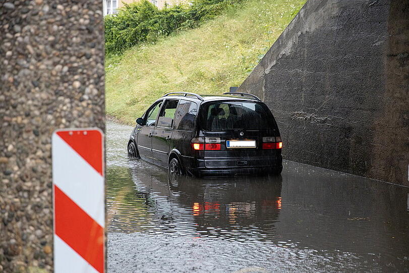 Weite Teile Bayerns wurden am Donnerstag von heftigen Gewittern heimgesucht - auch in Trostberg (Landkreis Traunstein) liefen Unterführungen voll.