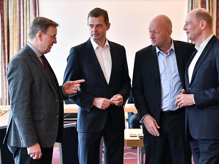 Ministerpräsident Bodo Ramelow (Linke) und die Parteivorsitzenden Mike Mohring (CDU), Thomas Kemmerich (FDP) und Wolfgang Tiefensee (SPD) treffen zum Gespräch.