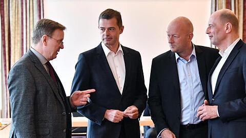 Ministerpräsident Bodo Ramelow (Linke) und die Parteivorsitzenden Mike Mohring (CDU), Thomas Kemmerich (FDP) und Wolfgang Tiefensee (SPD) treffen zum Gespräch.