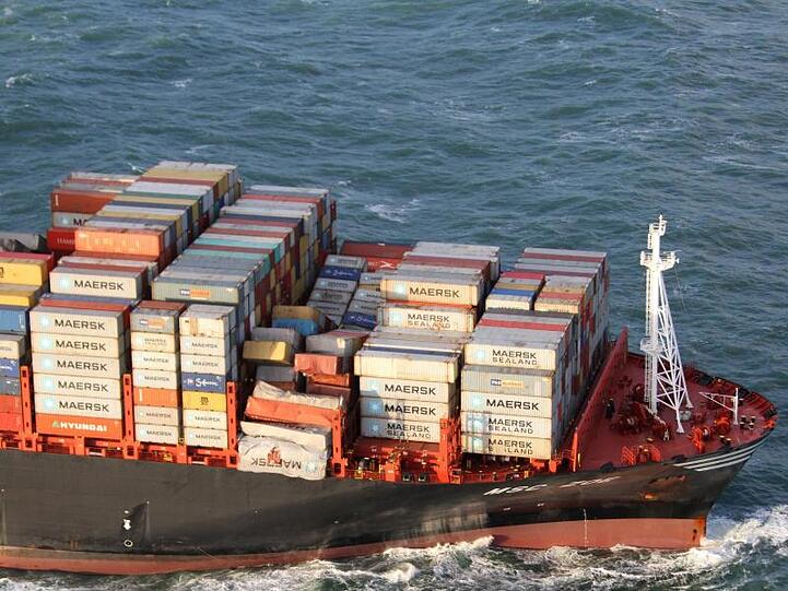 Gut sichtbar: Die verrückten Container auf der "MSC Zoe". Nach der Havarie eines der größten Containerschiffe der Welt in der Nordsee taucht immer mehr Treibgut an friesischen Stränden auf, darunter auch Gefahrenstoffe.