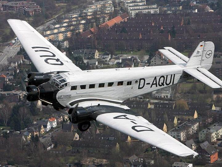 Die Junkers Ju 52 über Hamburg: Die Lufthansa schiebt ihr historisches Oldtimer-Flugzeug Ju 52 ins Museum.