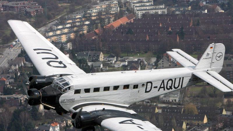 Die Junkers Ju 52 über Hamburg: Die Lufthansa schiebt ihr historisches Oldtimer-Flugzeug Ju 52 ins Museum. Die Junkers Ju 52 über Hamburg: Die Lufthansa schiebt ihr historisches Oldtimer-Flugzeug Ju 52 ins Museum.