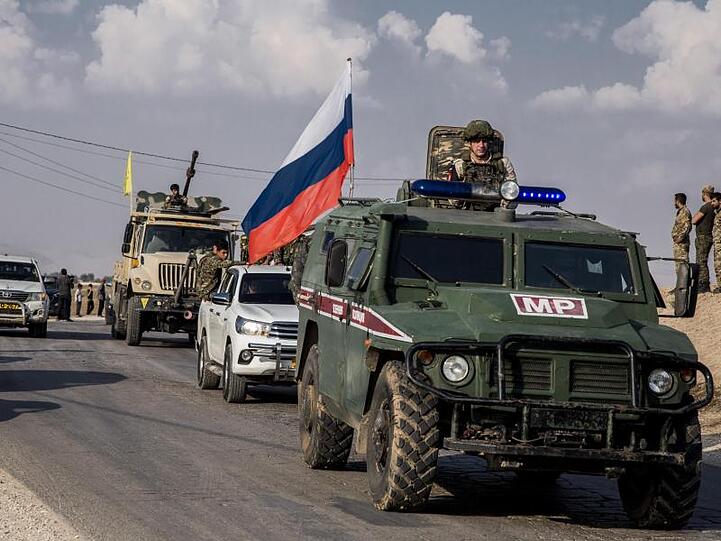 Angehörige der russischen Militärpolizei und der Kurdenmiliz YPG bei Amuda in Nordsyrien.