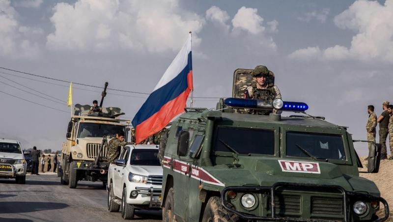 Angehörige der russischen Militärpolizei und der Kurdenmiliz YPG bei Amuda in Nordsyrien. Angehörige der russischen Militärpolizei und der Kurdenmiliz YPG bei Amuda in Nordsyrien.