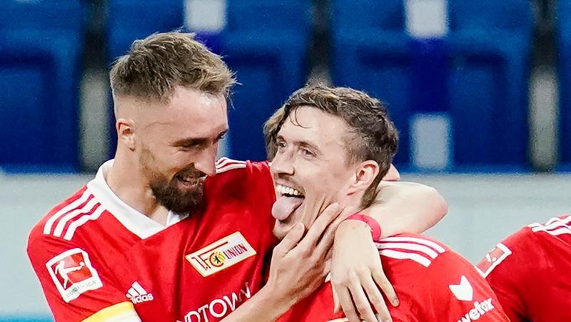 Berlins Elfmeter-Torschütze Max Kruse (r) jubelt mit Florian Hübner über das Tor zum 0:1.