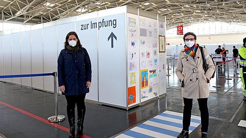 Bürgermeisterin Verena Dietl (l.) und Gesundheitsreferentin Beatrix Zurek im Impfzentrum an der Messe.