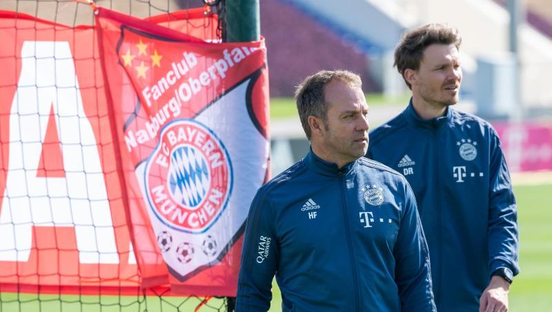 Trainer Hansi Flick (l) und Co-Trainer Danny Röhl während einer Übungseinheit des FC Bayerns.